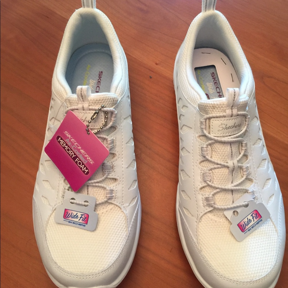 Skechers Wide Fit with Memory Foam, Size 9 NWT